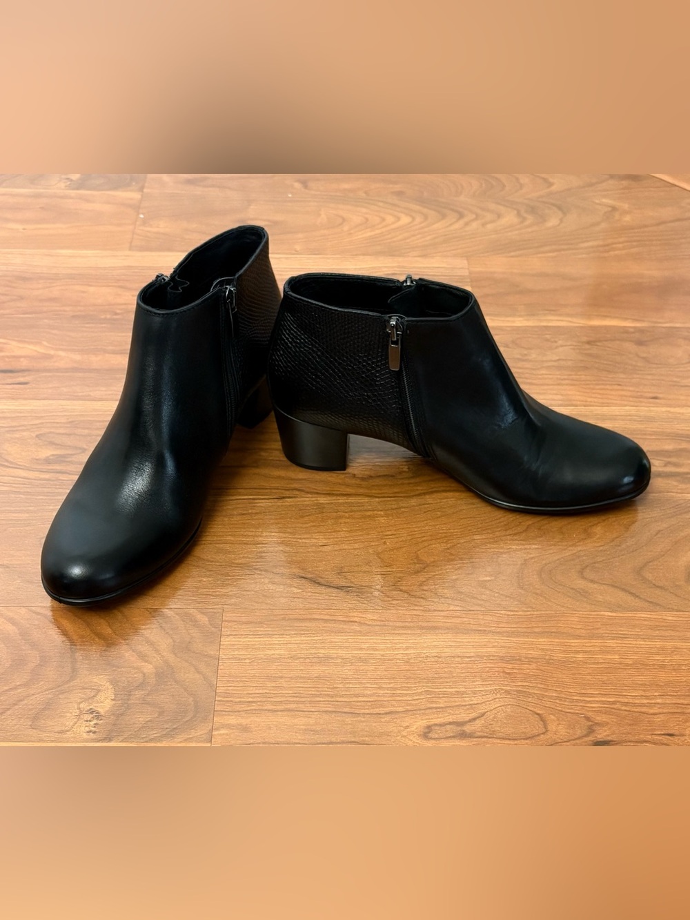 Ecco Women's Black Smooth Calf Leather Ankle Bootie Lizard Embossed Back Size 8